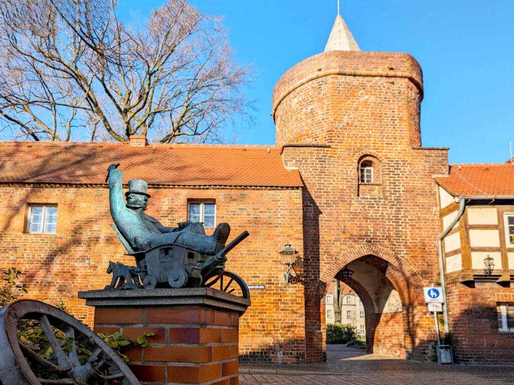Denkmal des Cottbuser Postkutschers an der Stadtmauer