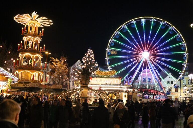 Weihnachtsmarkt mit Riesenrad und Pyramide