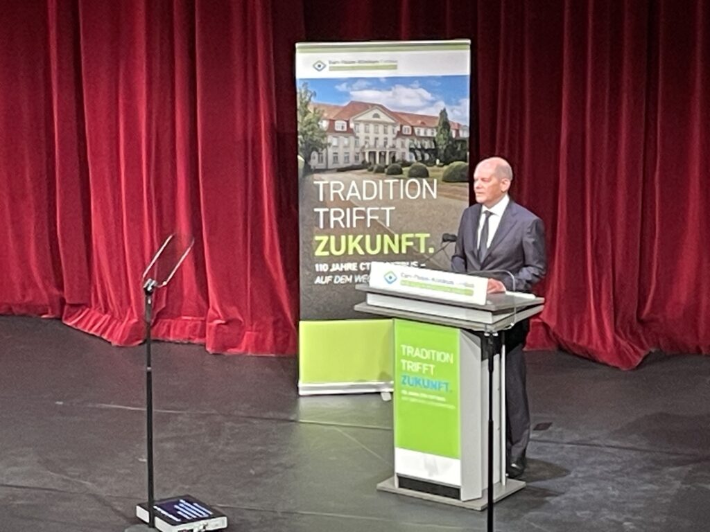 Bundeskanzler Olaf Scholz auf der Gründungsveranstaltung im Staatstheater am 1. Juli 2024