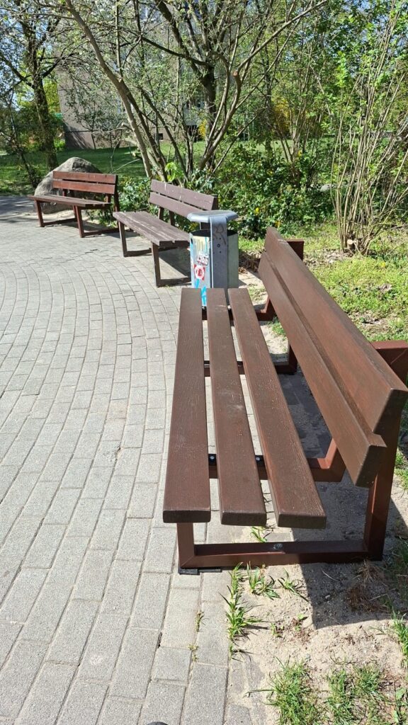 Schmellwitzer Schüler möbeln Bänke für Spielplatz auf