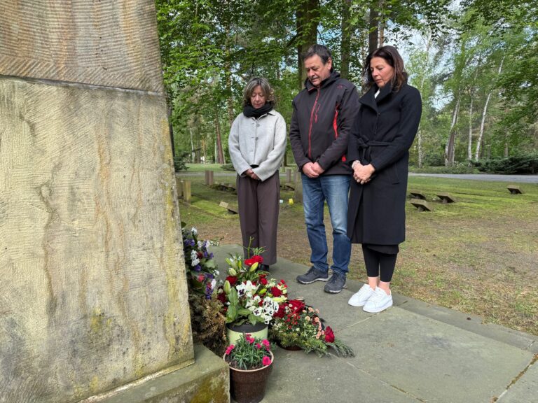 Gedenken an Kriegsende und Befreiung vor 80 Jahren (v. l.: Eike Belle, Wolfgang Bialas und Doreen Mohaupt)