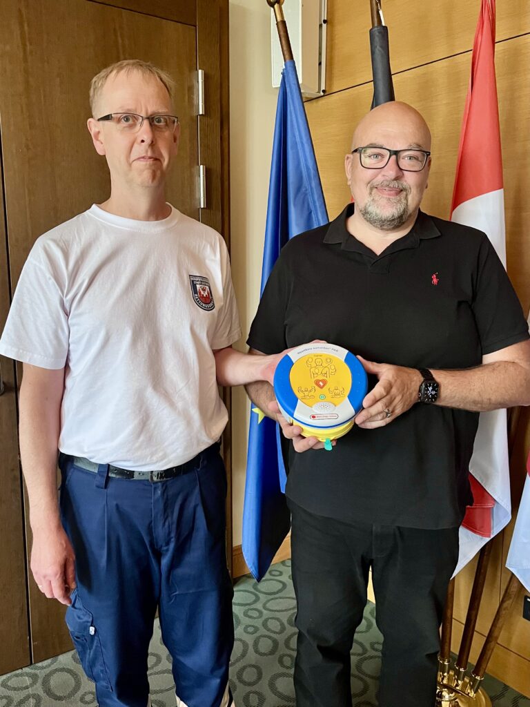 Dr. Thomas Lembcke (ärztl. Leiter Rettungsdienst) und Dietmar Engelhard (Björn Steiger Stiftung) mit Trainingsgerät