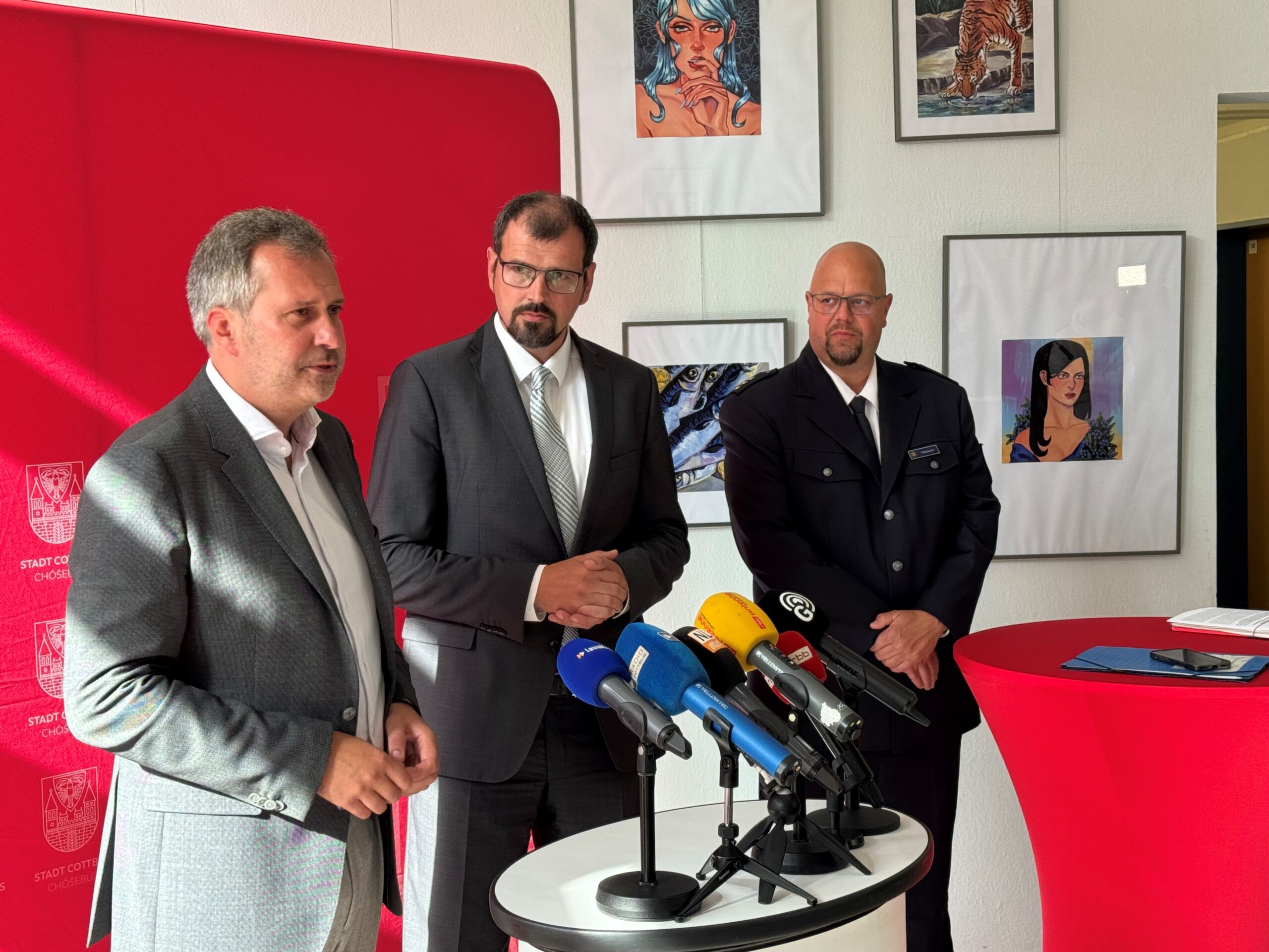 Foto (v.l.): OB Tobias Schick, Minister Steffen Freiberg, Leiter Polizeiinspektion CB/SPN Mike Holzmann beim Pressegespräch nach der Konferenz.
