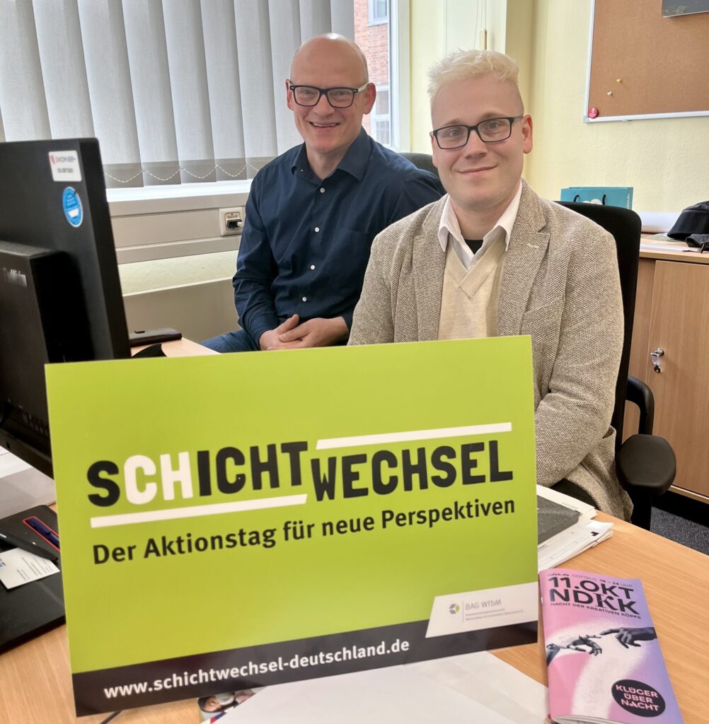 Aang Brüst (rechts) hat im Rahmen des Projekts S(ch)ichtwechsel Verwaltungsluft geschnuppert
