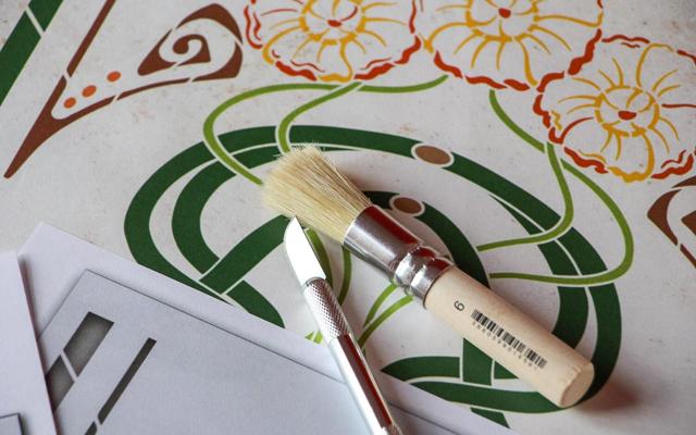 Kreative Wandgestaltung mit Schablonen- und Wickeltechnik