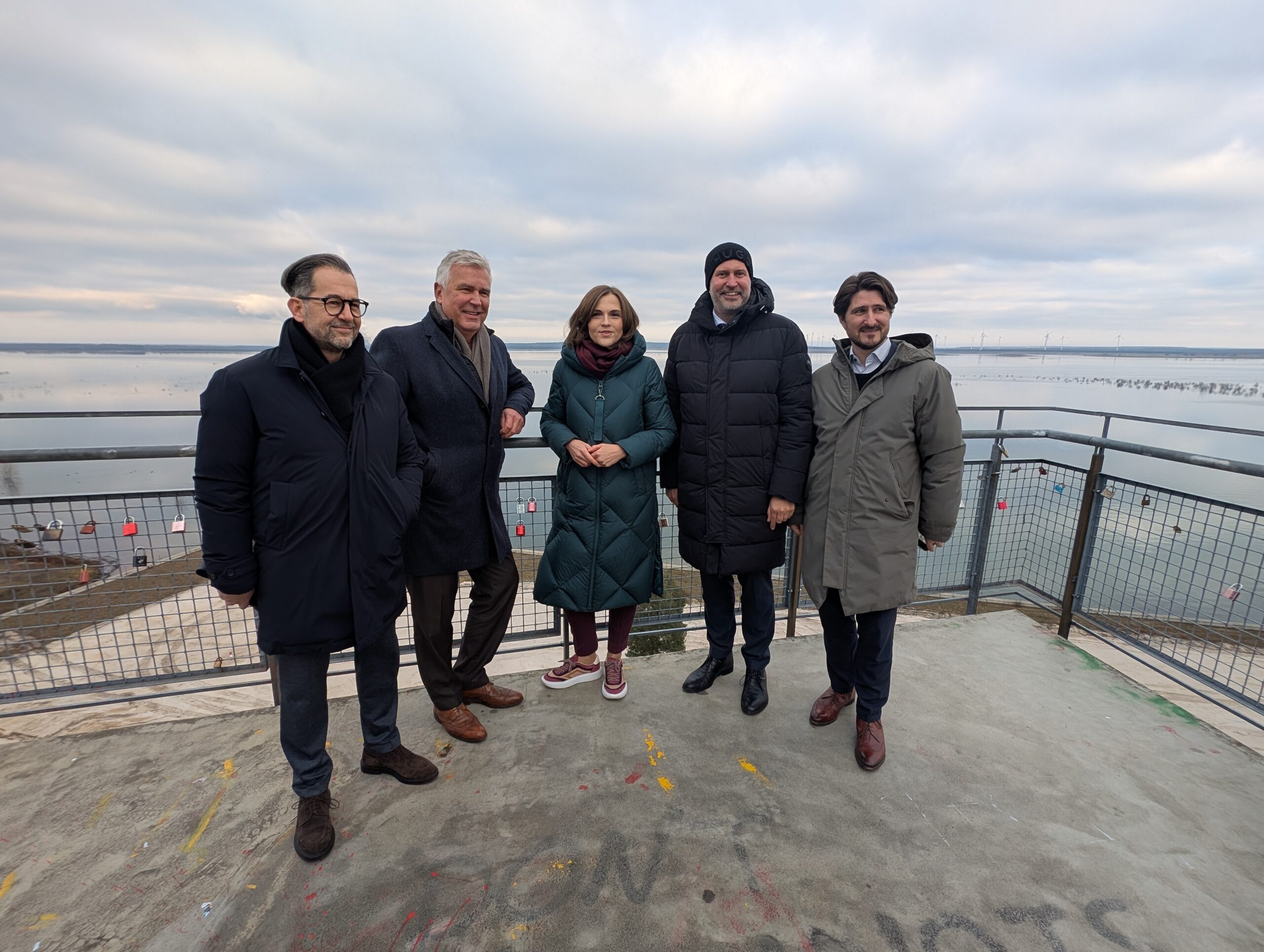 Staatsministerin Kaiser und Oberbürgermeister Schick am Merzdorfer Turm – Austausch zur Zukunft des Cottbuser Ostsees